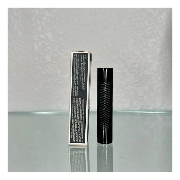 Oribe Balmessence Lip Treatment - Black - Picture 2 of 6